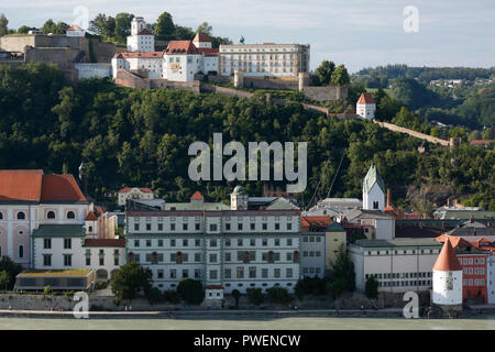 D-Passau, il Danubio, Inn, Ilz, Vista panoramica con il Danubio e la città vecchia, f.l.t.r. Leopoldinum high school, ex collegio dei Gesuiti, Veste Oberhaus con Oberhaus Museo sul Georg Hill, Monastero Niedernburg con tomba della Beata Gisella, Schaibling tower, la torre della città, il barocco Foto Stock