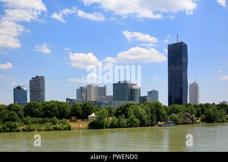 Austria-Vienna, Danubio, capitale federale, skyline del Donau City, f.l.t.r. Torre di Saturno, commerciale, Torre Mischek Tower, appartamento torre, UNO City con VIC Centro internazionale di Vienna e Austria Center Vienna, centro conferenze, Ares Tower, Torre commerciale, DC Tower 1, Torre commerciale, grattacielo, highrise Neue Donau, appartamento torre, paesaggio del fiume Danubio, paesaggio, passeggiata sul Danubio Danubio, cumulus nubi Foto Stock