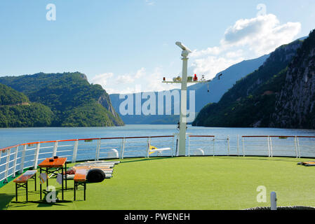 La Serbia, Romania, Carpazi Meridionali, serbo Carpazi, Banato montagne, Djerdap National Park, cataratta, cancelli in ferro, acqua del Danubio gap, crociera lungo il fiume Danubio e la navigazione sul Danubio, aROSA cruiser Mia, fiume paesaggio, paesaggio del Danubio, montagne, scenari montuosi, ripidamente rocce Foto Stock