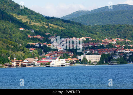 La Serbia, Romania, Carpazi Meridionali, serbo Carpazi, Banato montagne, Djerdap National Park, cataratta, vista città di Orsova del Banato in Romania, Orsowa, Orschowa, la bocca del fiume Cerna nel Danubio, cancelli in ferro, acqua del Danubio gap, crociera lungo il fiume Danubio e la navigazione sul Danubio, fiume paesaggio, paesaggio del Danubio, montagne, scenari montuosi, ripidamente rocce Foto Stock