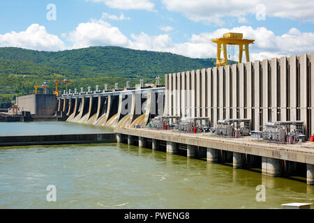 La Serbia, Romania, Carpazi Meridionali, serbo Carpazi, Banato montagne, cancelli in ferro, acqua del Danubio gap, crociera lungo il fiume Danubio, il cancello di ferro impianto di potenza 1, la Centrale Idroelettrica, Djerdap 1, Derdap 1, Hydro Power Plant, Danubio Power Plant, run-di-il-fiume Power Plant, Weir, diga del serbatoio, paesaggio del fiume Danubio, paesaggio, paese collinoso, navigazione sul Danubio Foto Stock