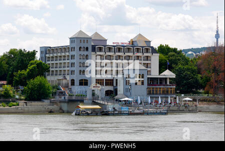 La Bulgaria, nord-est della Bulgaria, Silistra al Danubio, Dobruja, Dobrudja, Dobruja meridionale, Drustar Hotel, dalle rive del Danubio, Danubio paesaggio, paesaggio fluviale, la torre della televisione Foto Stock