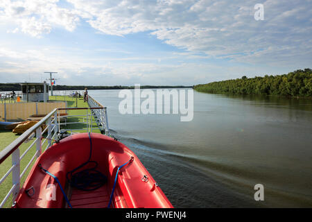 Turismo, vacanze, tempo libero, Danubio crociera, navigazione sul Danubio, aROSA cruiser Mia, upperdeck, trincarino, la vita in barca sul Danubio, paesaggio, paesaggio fluviale vicino Harsova in Romania, Constanta County, Dobruja, Dobrudja Foto Stock