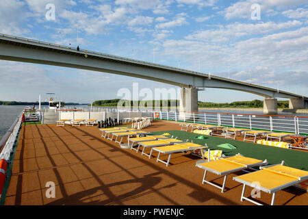 Turismo, vacanze, tempo libero, Danubio crociera, navigazione sul Danubio, aROSA cruiser Mia, upperdeck, sdraio, paesaggio del Danubio, fiume paesaggio vicino Harsova in Romania, Constanta County, Dobruja, Dobrudja, il ponte sul Danubio tra Giurgeni e Vadu Oii, ponte autostradale DELLA STRADA NAZIONALE 2A e il percorso europeo 60 Foto Stock