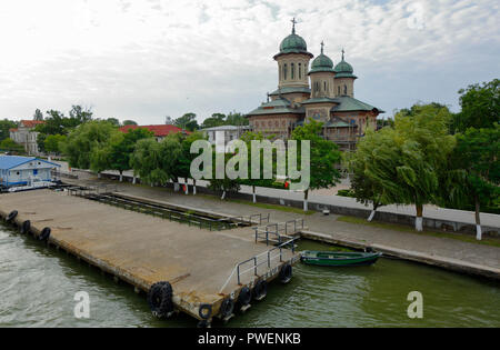 La Romania, Tulcea contea, Dobrudja, Dobruja, il Delta del Danubio, Riserva della Biosfera del Delta del Danubio, sul delta del fiume, estuario del fiume Danubio in bocca al Mar Nero, Sulina branch, vista città di Sulina con porta e Saint Nicolae e Cattedrale di Alexander, banca di fiume, Sito Patrimonio Mondiale dell'UNESCO, monumento naturale Foto Stock