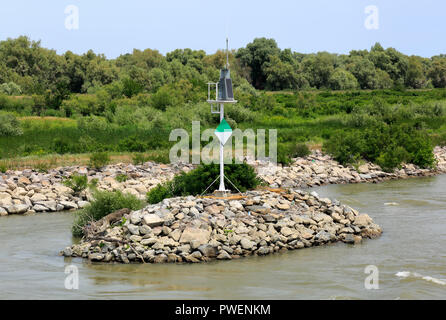 Navigazione sul Danubio, segno di spedizione su un eyot presso la riva del fiume, la marcatura del fairway, paesaggio vicino Crisan al ramo di Sulina, Romania, Tulcea contea, Dobrudja, il Delta del Danubio, Riserva della Biosfera del Delta del Danubio, sul delta del fiume, estuario del fiume Danubio in bocca al Mar Nero, Sito Patrimonio Mondiale dell'UNESCO, monumento naturale Foto Stock