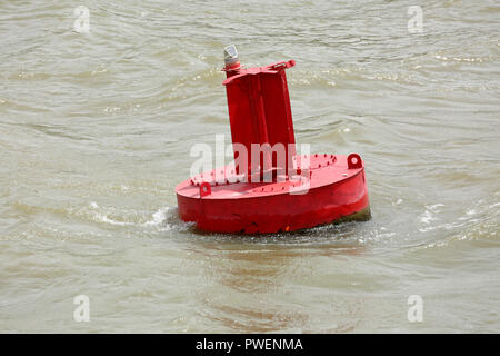 Segno di spedizione, buoyage, maritime buoyage un sistema in Europa, provenienti dal mare la boa rossa è situato a sinistra del fairway sulla porta lato, navigazione sul Danubio nel Delta del Danubio, Sulina ramo del Danubio tra Maliuc e Vulturu, Tulcea contea, Romania Foto Stock