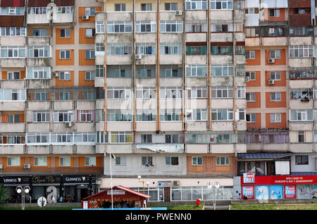 La Romania, Tulcea al Danubio, Saint George branch, Tulcea contea, Dobrudja, porta al Delta del Danubio, vista città, porto, edifici residenziali, multi-case famiglia, condomini, vista parziale Foto Stock