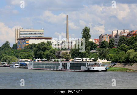 Bulgaria Bulgaria settentrionale, Ruse al Danubio, Rousse, Russe, pianura del Danubio, vista città, dalle rive del Danubio, molo, escursione nave ospedale, highrise, camino, Danubio paesaggio, paesaggio fluviale, la navigazione sul Danubio Foto Stock