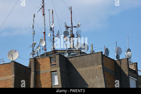 Telecomunicazioni, radiodiffusione, televisione, radio, alto edificio residenziale, molte antenne di ricezione sul tetto di un multi-casa di famiglia a Novi Sad sul Danubio, Serbia, provincia Vojvodina, Distretto Sud Backa, Capitale Europea della Cultura 2021 Foto Stock