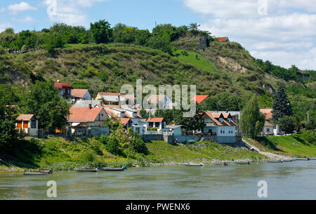 Ungheria, Dunaszekcsoe sul Danubio, oltre Danubio, Dél-Dunántúl, Contea di Baranya, Danube-Drava National Park, vista città, edifici residenziali a fronte di un pendio montano, paese collinoso, dalle rive del Danubio, paesaggio fluviale Foto Stock