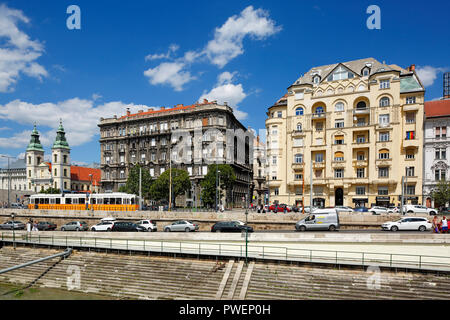 Ungheria Ungheria centrale, Budapest, Danubio, Città Capitale, riva del Danubio a Pest, Downtown chiesa parrocchiale, la Chiesa di Nostra Signora, chiesa cattolica, barocco, gotico, business case e edifici residenziali, multi-case famiglia, traffico, tram, automobili, Patrimonio Mondiale dell UNESCO Foto Stock