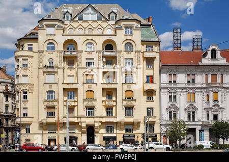 Ungheria Ungheria centrale, Budapest, Danubio, Città Capitale, riva del Danubio a Pest, edifici residenziali, multi-family house, ornamenti in stucco, balconi, finestre di prua, Patrimonio Mondiale dell UNESCO Foto Stock