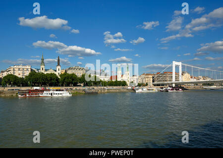 Ungheria Ungheria centrale, Budapest, Danubio, Città Capitale, riva del Danubio a Pest, molo, escursione navi, barche, Danubio crociera, navigazione sul Danubio, touristics, a sinistra la cattedrale greco-ortodossa della Madonna, a destra del centro cittadino di chiesa parrocchiale di Nostra Signora, chiesa cattolica, barocco, gotico, business case e edifici residenziali, il ponte Elisabetta, Patrimonio Mondiale dell UNESCO Foto Stock