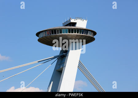 Repubblica Slovacca, Slovacchia, Bratislava, città capitale, il Danubio, i Piccoli Carpazi, Ponte della Rivolta Nazionale Slovacca, il nuovo ponte, il ponte sul Danubio con UFO ristorante tower, Flying Saucer, vista parziale Foto Stock