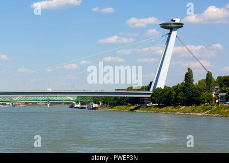 Repubblica Slovacca, Slovacchia, Bratislava, città capitale, il Danubio, i Piccoli Carpazi, Ponte della Rivolta Nazionale Slovacca, il nuovo ponte, il ponte sul Danubio con UFO ristorante tower, Flying Saucer, paesaggio del Danubio Foto Stock