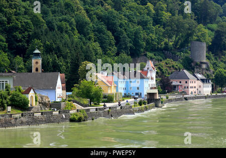 Austria, Austria superiore, Distretto di Perg, San Nicola an der Donau, Muehlviertel, Strudengau, quartiere Sarmingstein, passeggiata sul fiume, lasciato il san Kilian chiesa, mercato, chiesa parrocchiale, dietro le case residenziali e sullo sfondo la torre Sarmingstein rovina, dalle rive del Danubio, boschi Foto Stock