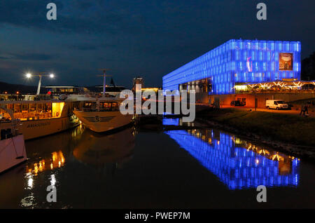 Austria, Austria superiore, Linz sul Danubio, capitale provinciale di Austria Superiore, Capitale Europea 2009, Fotografia notturna, atmosfera serale, Danube River Cruise, incrociatori presso il molo Donaulaende, giusto il Lentos Art Museum, sullo sfondo il Hotel Arcotel Linz Foto Stock