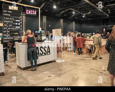 Milano, Italia - 14 Ottobre 2018: Le persone sono lo shopping al vintage Mercato Orientale a Milano. Il mercato orientale è un vintage mercato coperto che ha portato una volta al mont Foto Stock