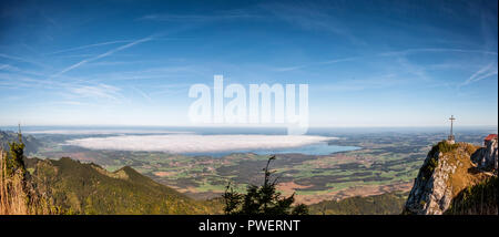 Monte Hochfelln stazione con il Chiemsee in Baviera, Germania in Baviera, Germania Foto Stock