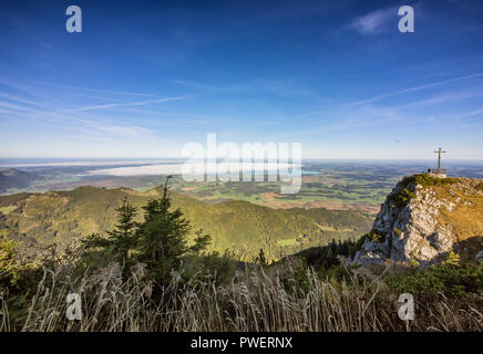 Monte Hochfelln stazione con il Chiemsee in Baviera, Germania in Baviera, Germania Foto Stock