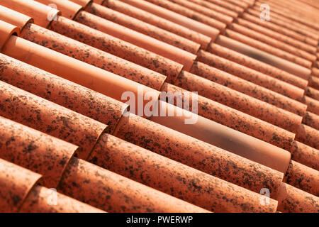 Tegole rosse, close-up foto con messa a fuoco selettiva Foto Stock