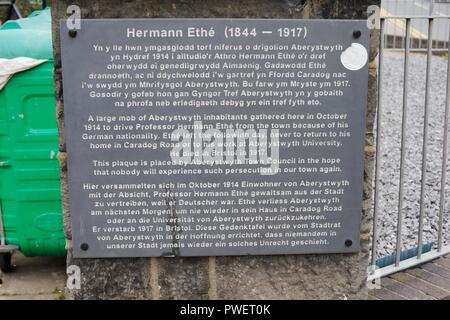 Placca in Aberystwyth town che commemora la vita di Hermann ela, azionato dalla città da un anti-mafia tedesca nel 1914, Wales, Regno Unito. Foto Stock