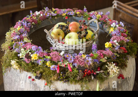 Mele frutta more fiori, Harvest Festival decorazione, Milton chiesa, Wiltshire, Inghilterra, Regno Unito Foto Stock