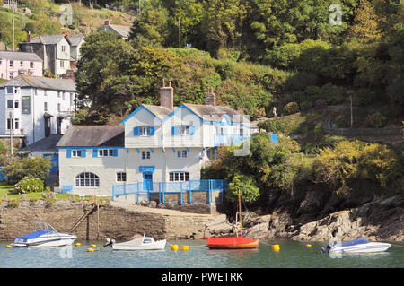 Casa di Ferryside in Bodinnick ex casa del celebrato autore e drammaturgo Daphne du Maurier, Lady Browning, DBE. Fiume Fowey, Cornwall, Regno Unito Foto Stock