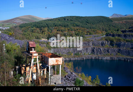 Mondo Zip, una intensa attrazione turistica nella parte dismesse di Penrhyn Quarry, vicino a Bethesda, il Galles del Nord. Immagine presa in ottobre 2018. Foto Stock