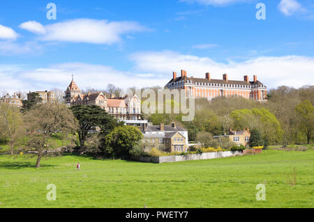 Petersham Hotel e il Royal Star e giarrettiera case su Richmond Hill visto da Petersham meadows, Richmond upon Thames Foto Stock