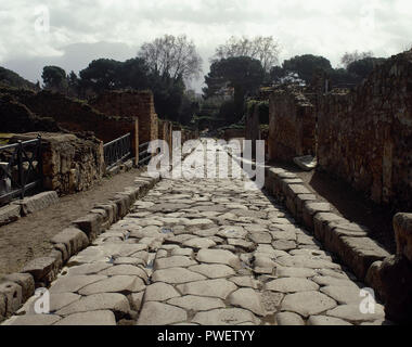 L'Italia. Pompei. Città romana distrutta nel 79 D.C. dall'eruzione del vulcano Vesuvio. Via Stabiana. In acciottolato sono tracce di carri che circola attraverso di esso. La Campania. Foto Stock