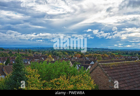 Una vista del Somerset livelli e il Glastonbury Tor su un chiaro e giorno nuvoloso in pozzetti, Somerset, Regno Unito Foto Stock