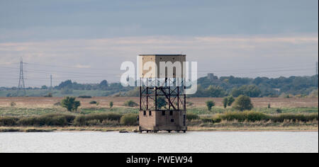 British World War II torre del radar sul fiume Thames Estuary in prossimità di Tilbury, Londra, Inghilterra. Dissimulata come una torre d'acqua. Foto Stock
