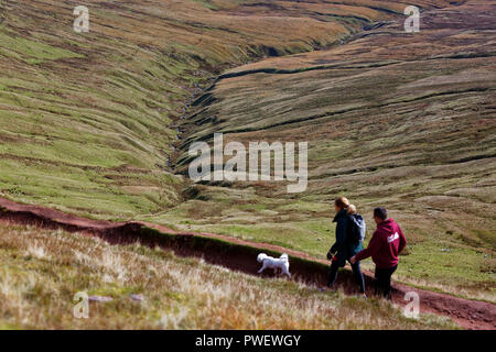 Nella foto: Due escursionisti sul percorso tra i vertici di mais Du e Pen Y Fan in Brecon Beacons, Wales, Regno Unito. Domenica 07 ottobre 2018 Re: Hill walke Foto Stock