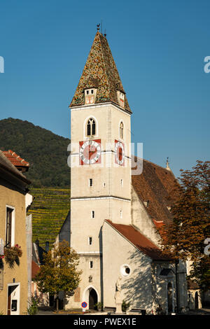 Chiesa di Spitz an der Donau in una giornata di sole in autunno (Wachau, Austria inferiore) Foto Stock