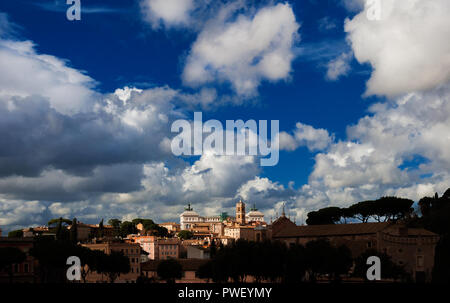 Vista panoramica del Campidoglio monumenti antichi con belle nuvole sopra dal Circo Massimo, nel centro storico di Roma Foto Stock