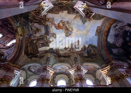 Soffitto dipinto raffigurante l'Apoteosi di San Nicola, la chiesa di San Nicola, Malá Strana, Praga, Repubblica Ceca. Foto Stock