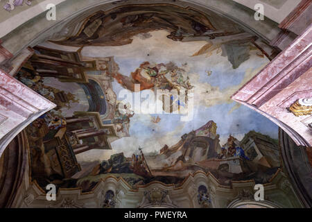 Soffitto dipinto raffigurante l'Apoteosi di San Nicola, la chiesa di San Nicola, Malá Strana, Praga, Repubblica Ceca. Foto Stock