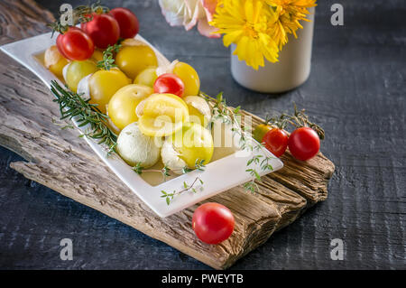 Physalis organico. Rami con frutti di bosco verde, physalis raccolto nel giardino estivo su una tavola di legno Foto Stock