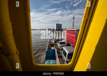 Woolwich Ferry della flotta di 1963 navi prendono il loro ultimo viaggio sul fiume Tamigi come essi sono ben presto di essere dismessi e sostituiti, London, Regno Unito Foto Stock