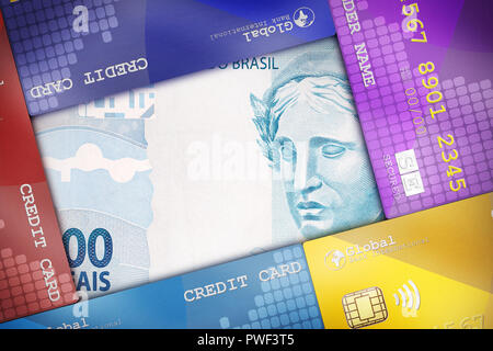 Carte di credito ben disposto a copertura di una bolletta di denaro che simboleggiano i concetti finanziari. Foto Stock