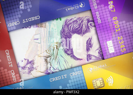 Carte di credito ben disposto a copertura di una bolletta di denaro che simboleggiano i concetti finanziari. Foto Stock