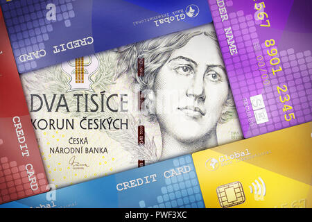 Carte di credito ben disposto a copertura di una bolletta di denaro che simboleggiano i concetti finanziari. Foto Stock