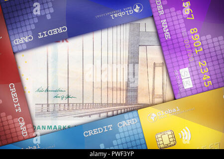 Carte di credito ben disposto a copertura di una bolletta di denaro che simboleggiano i concetti finanziari. Foto Stock