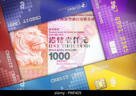 Carte di credito ben disposto a copertura di una bolletta di denaro che simboleggiano i concetti finanziari. Foto Stock