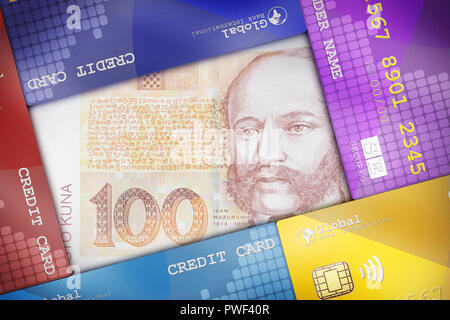 Carte di credito ben disposto a copertura di una bolletta di denaro che simboleggiano i concetti finanziari. Foto Stock