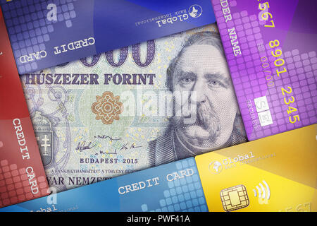 Carte di credito ben disposto a copertura di una bolletta di denaro che simboleggiano i concetti finanziari. Foto Stock