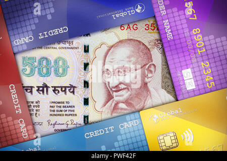 Carte di credito ben disposto a copertura di una bolletta di denaro che simboleggiano i concetti finanziari. Foto Stock