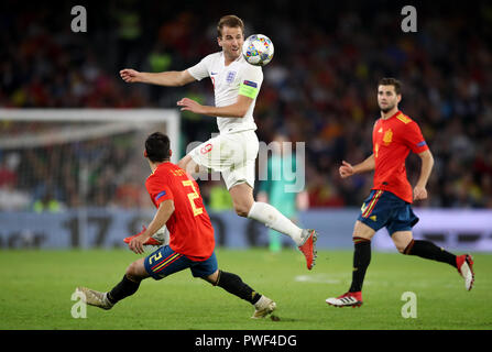 Inghilterra Harry Kane (centro) controlla la palla sotto forma di pressione della Spagna del Jonny (sinistra) e Nacho durante le Nazioni League a Benito Villamarin Stadium, Siviglia. Foto Stock